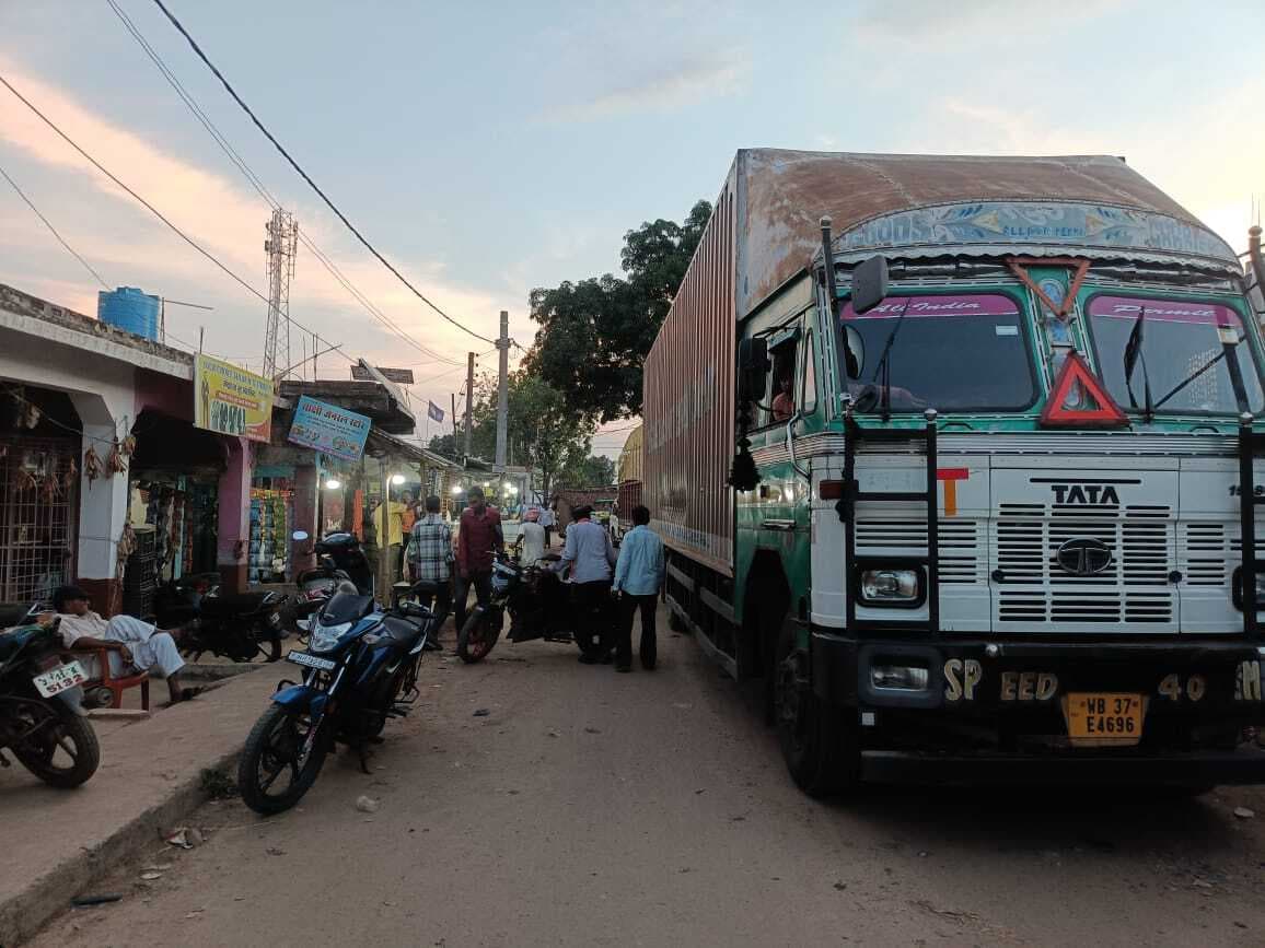 Giridih News: सियाटांड़ में मुख्य मार्ग पर लगता है हाट, जाम से परेशानी