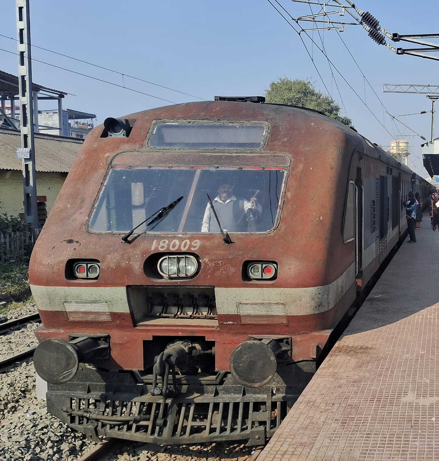 73426 डाउन किऊल-जमालपुर डेमू ट्रेन का विलंब परिचालन जारी