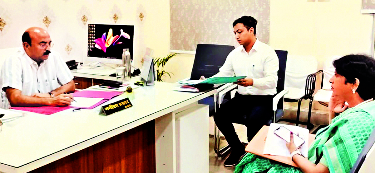 Jamshedpur News : जिला प्रशासन ने दिखायी सख्ती, तो जांच दल के समक्ष उपस्थित हुईं बिष्टुपुर डीएवी स्कूल की प्राचार्य