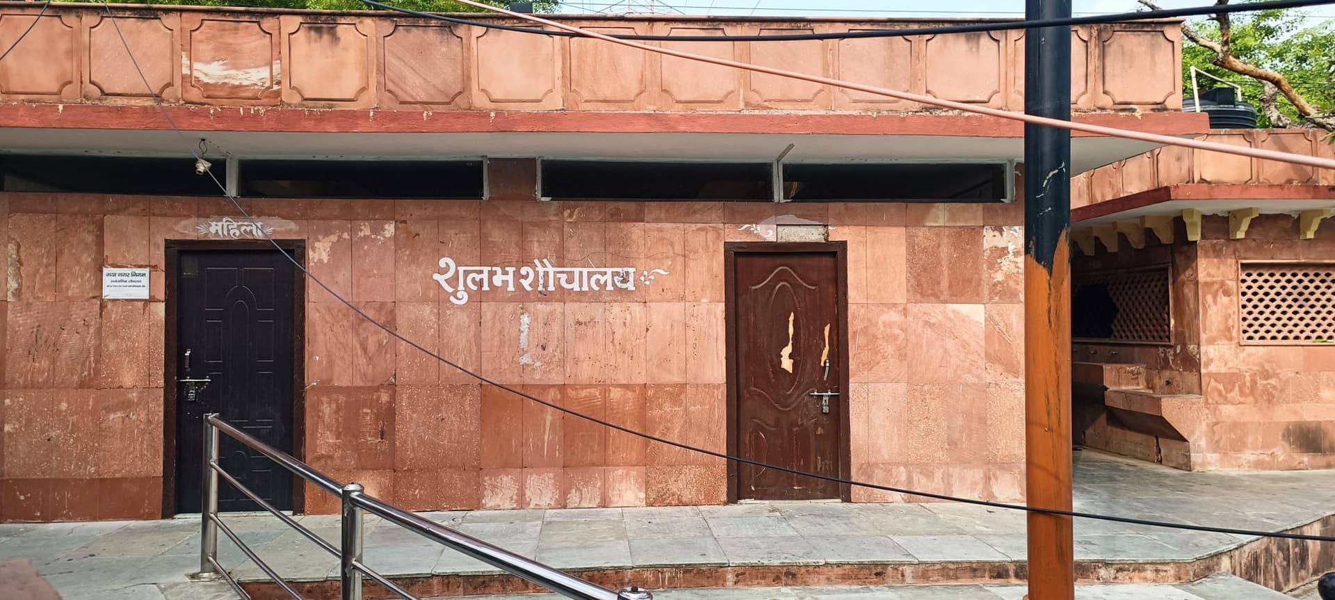 Gaya News : ब्रह्मसत तालाब के डीलक्स शौचालय में हमेशा लटका रहता है ताला