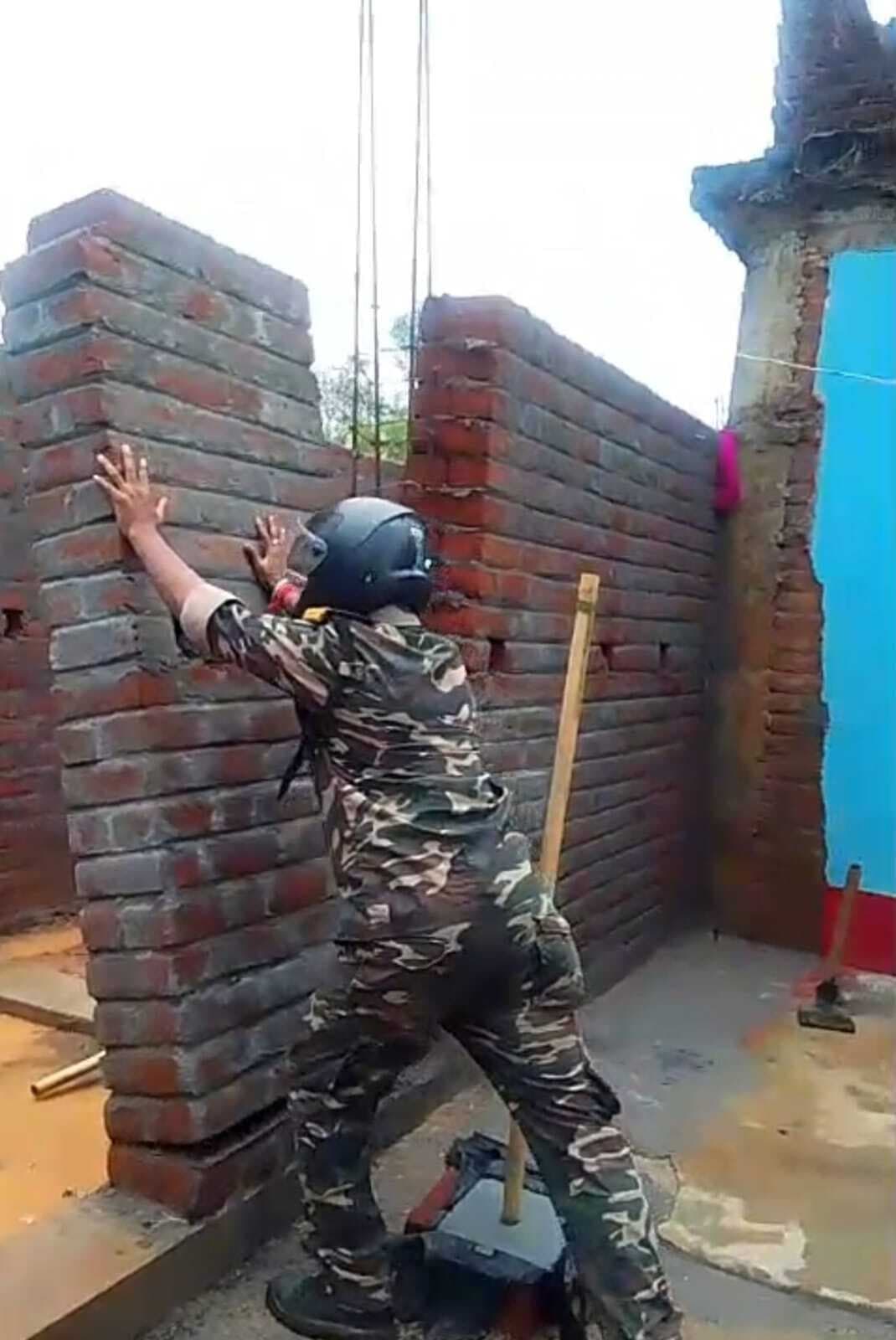 Giridih News: वन विभाग पर बिना नोटिस के निर्माणाधीन घर को तोड़ने का आरोप, थाना को आवेदन