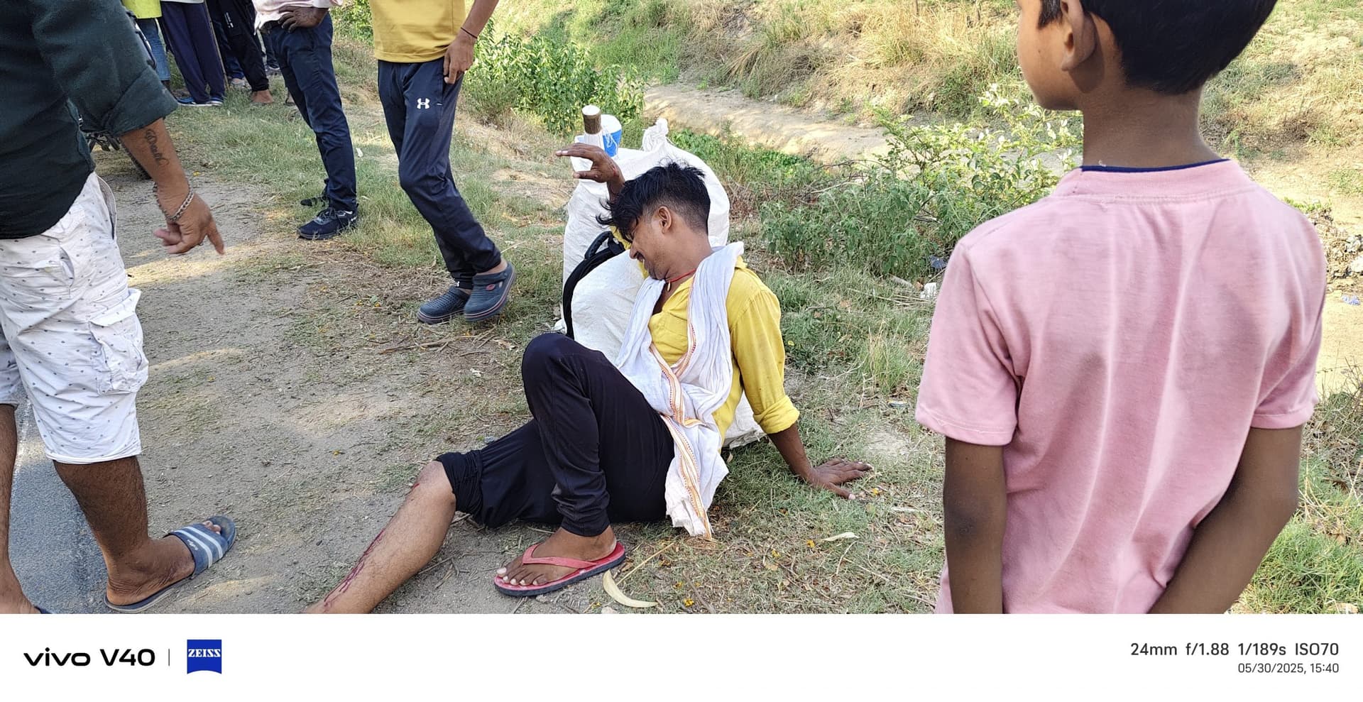 कार-बाइक की टक्कर में युवक घायल