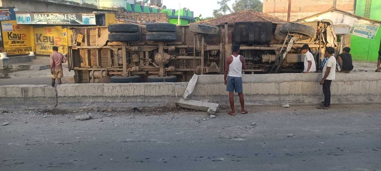 पीरनगरा में एनएच के बीच बने डिवाइडर से टकराकर ट्रक हुई दुर्घटनाग्रस्त, बाल बाल बचे चालक एवं आसपास के लोग