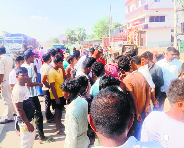Gaya News : दुर्घटना में घायल युवक की मौत, विरोध में लोग सड़क पर उतरे