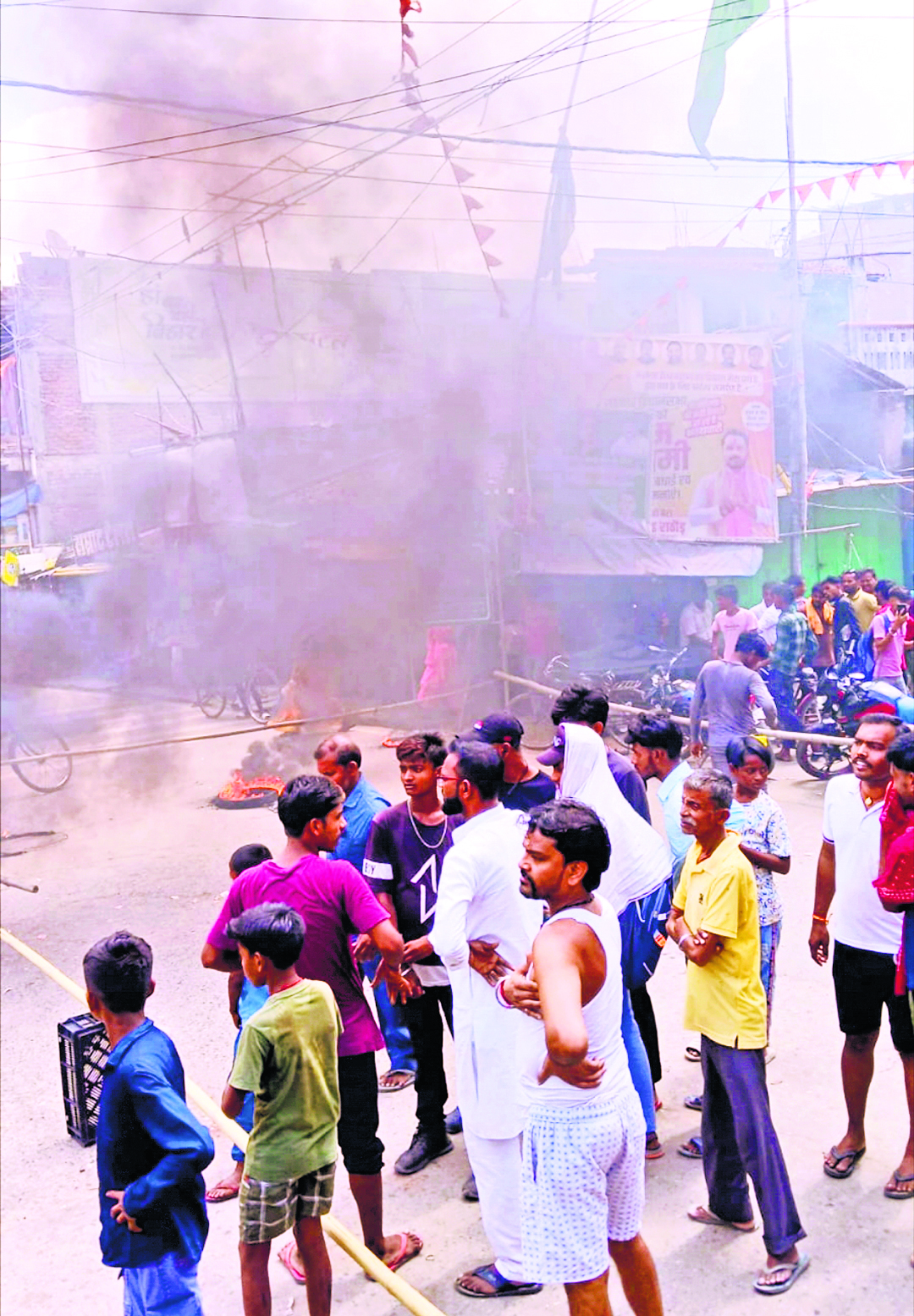 hajipur news. न्यायिक हिरासत में कैदी की मौत से गुस्साये लोगाें ने सड़क पर की आगजनी