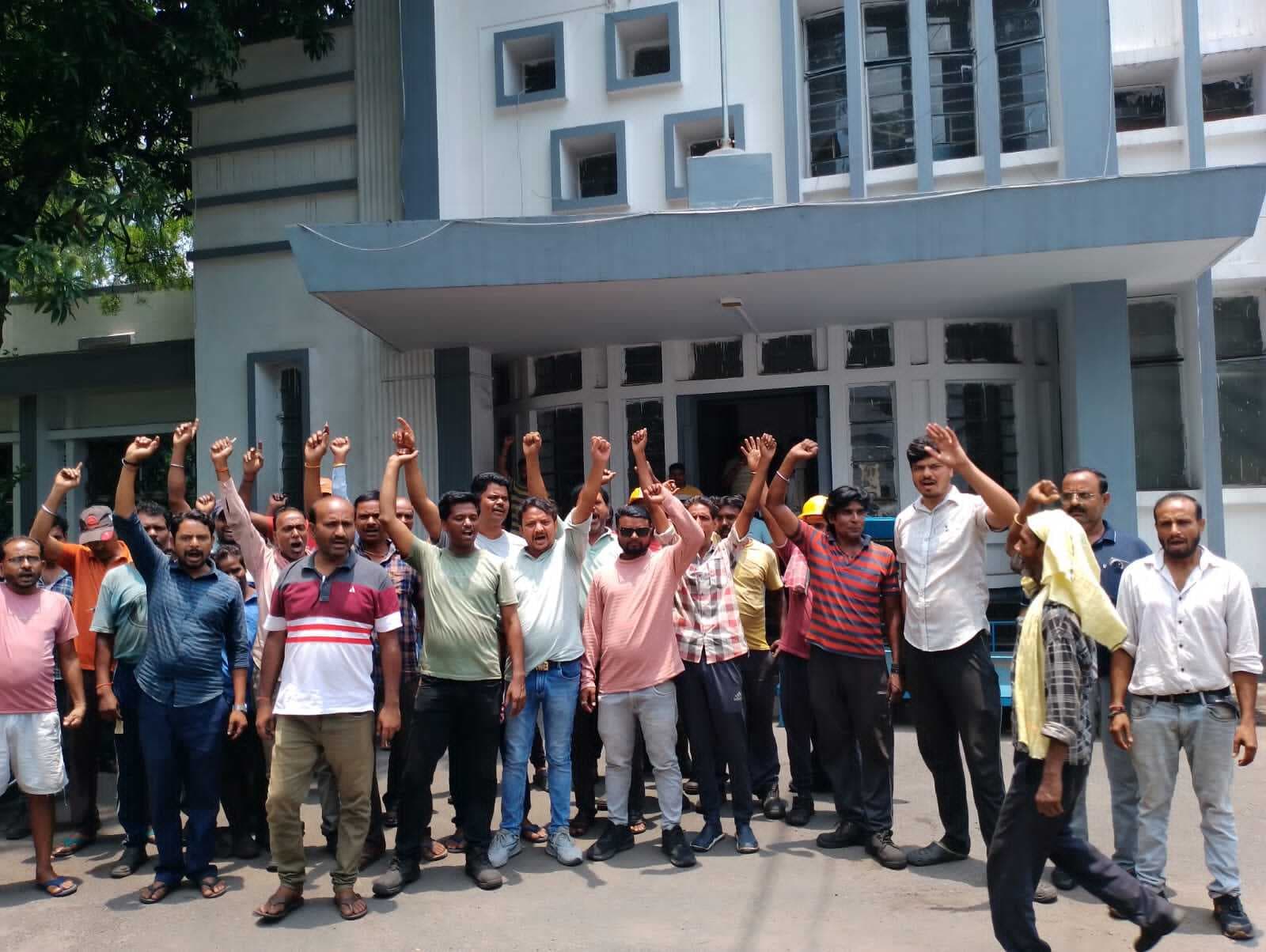 Dhanbad News : चासनाला वाशरी में नो वर्क, नो पे के नोटिस के बाद ठेका मजदूरों ने किया प्रदर्शन