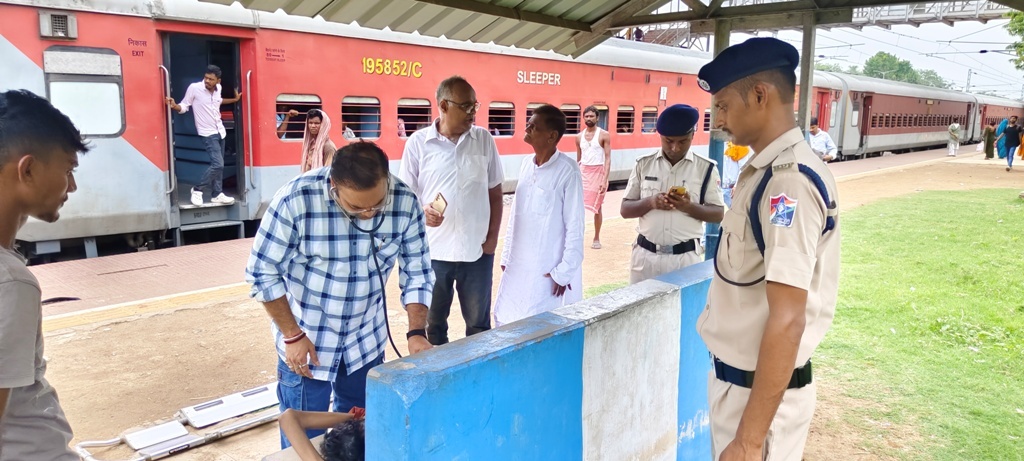 मंदार हिल स्टेशन के प्लेटफार्म संख्या एक पर मिला युवक का शव
