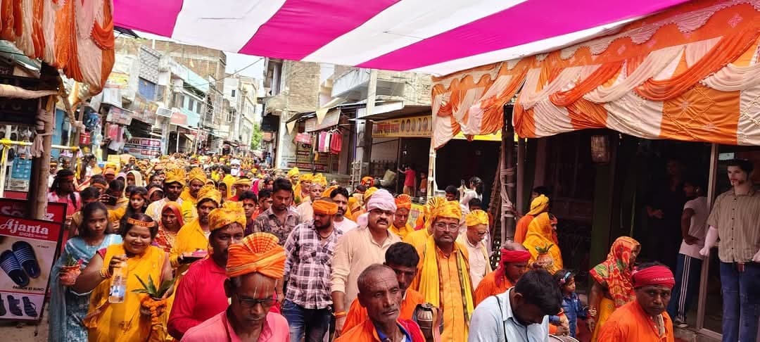 Motihari: नौ दिवसीय महायज्ञ को लेकर निकाली गयी शोभायात्रा