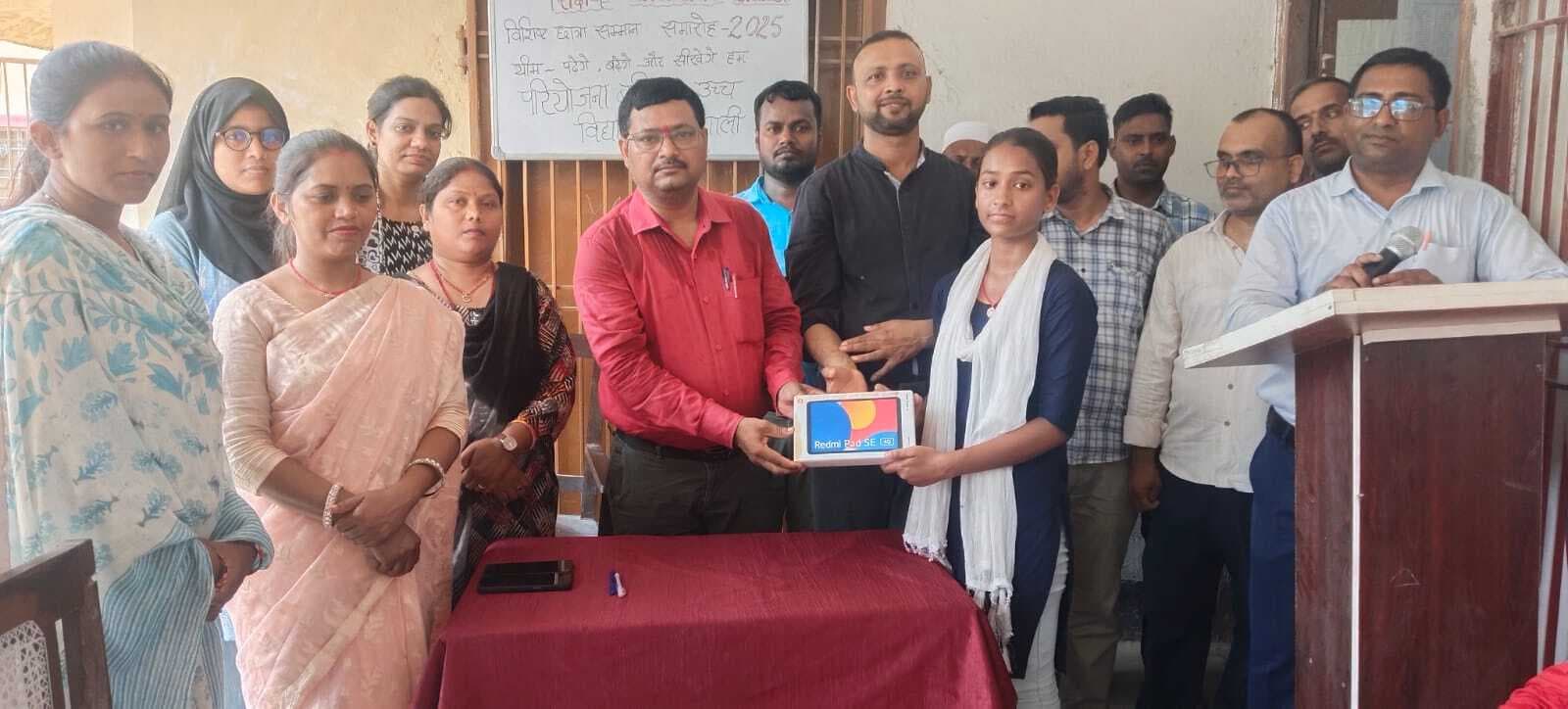 hajipur news. दिव्यांग छात्रा की संपूर्ण पढ़ाई का दायित्व उठाने की शिक्षक ने की घोषणा