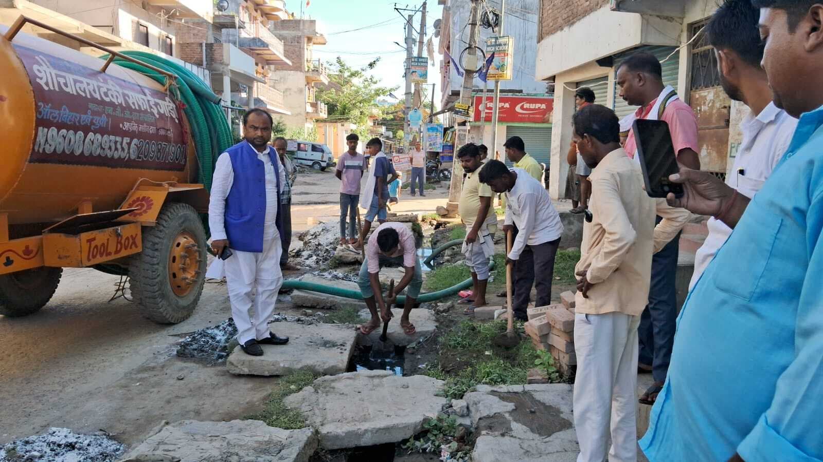 hajipur news. मानसून से पहले लालगंज में नाला उड़ाही युद्धस्तर पर जारी