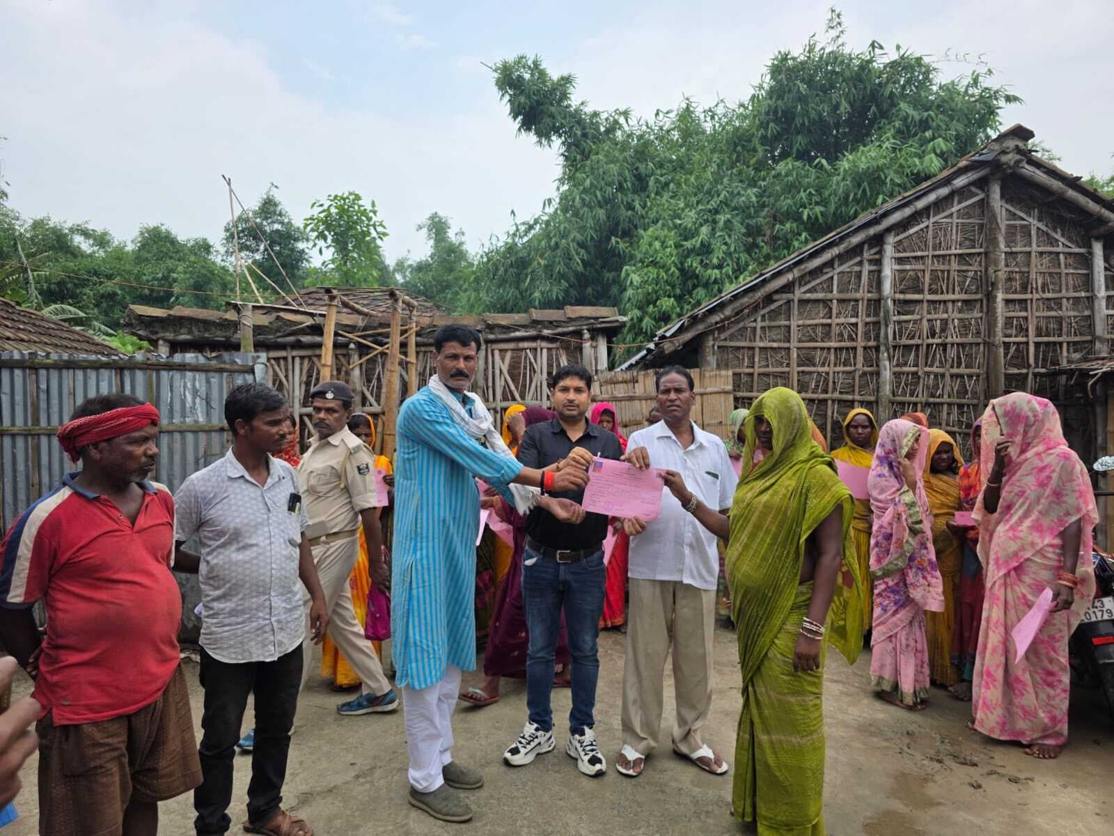 20 महादलित लाभुकों को दिया गया बंदोबस्ती पर्चा