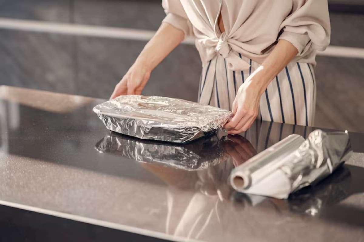 Kitchen Hacks: आधा भारत नहीं जानता एल्युमिनियम फॉयल का सही इस्तेमाल, जान जाएगा तो चुटकियों में होंगे ये काम