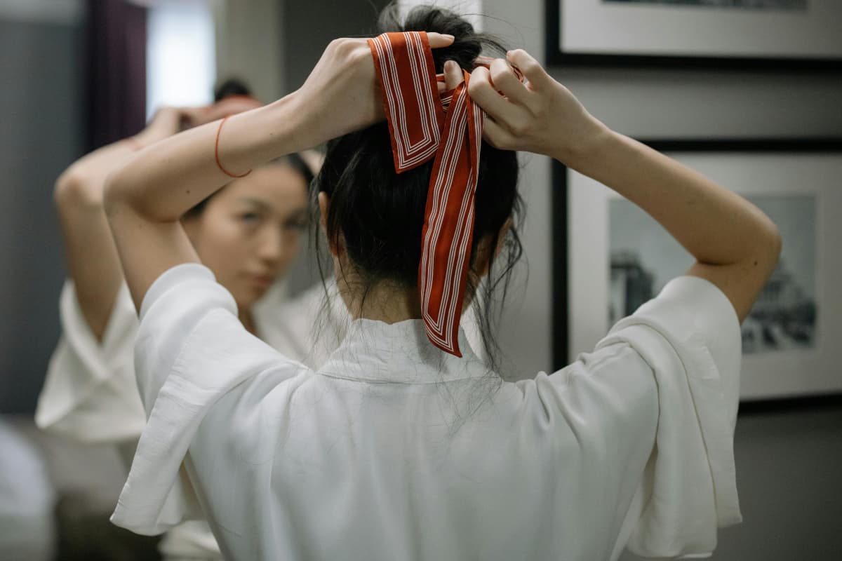 Hair Care Tips: सोते समय बाल बांधना सही या गलत? जानें सच्चाई, फायदे और नुकसान!