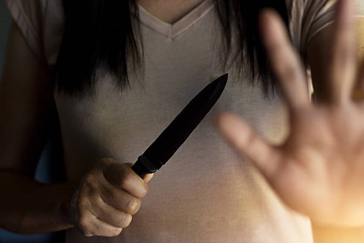 Patna News: बॉयफ्रेंड से रिश्ते का था शक, पटना में छात्रा को बंधक बना युवती ने चाकू मार किया अधमरा