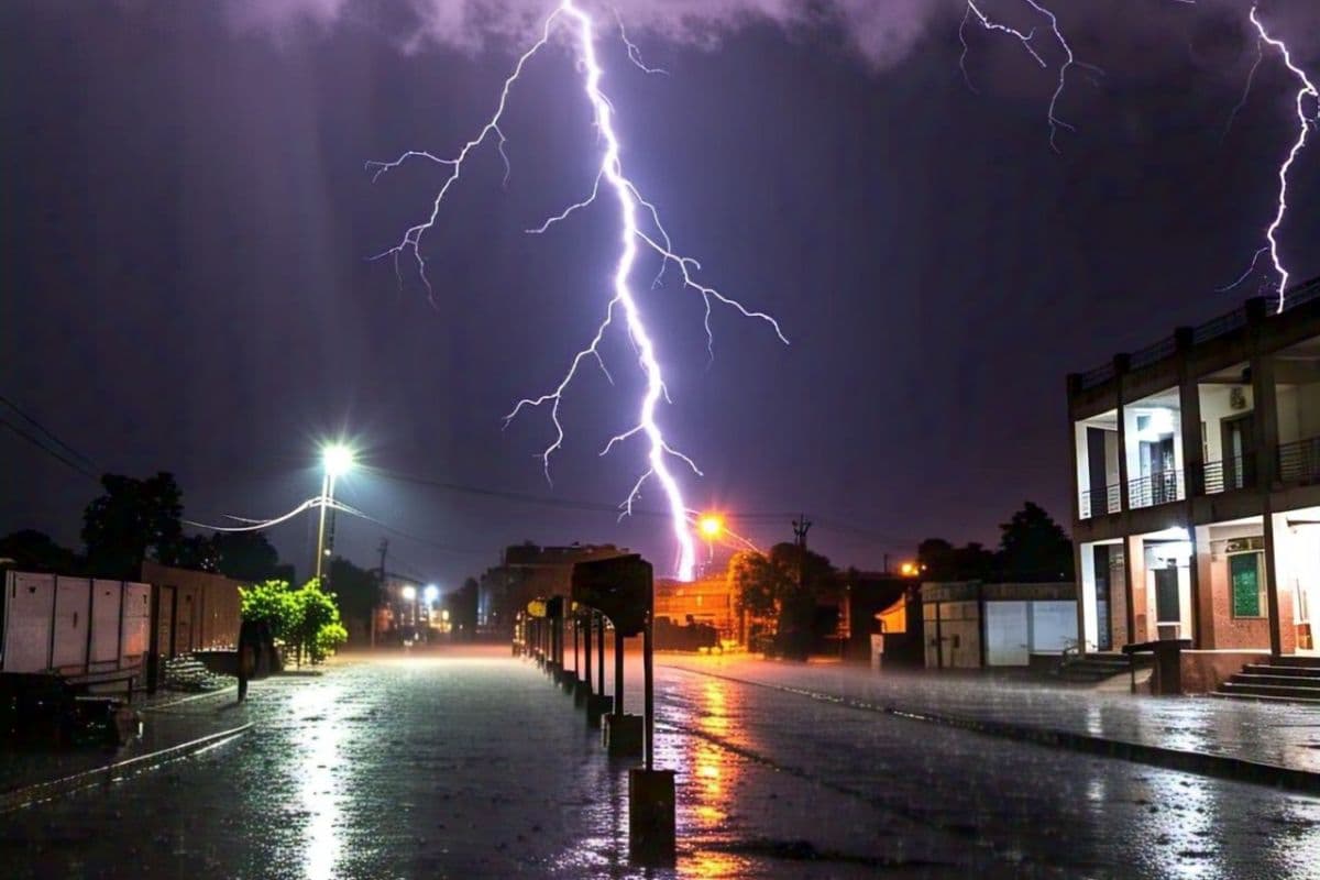 Jharkhand Rain Alert: झारखंड के 16 जिलों में आंधी-तूफान के साथ बारिश, वज्रपात की चेतावनी, फिर गर्मी ढाएगी कहर