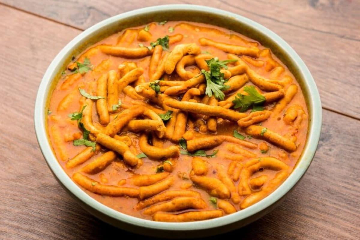 Sev Ki Sabji: अब तीखे स्वाद की तलाश खत्म, घर पर झटपट बनाएं सेव की सब्जी