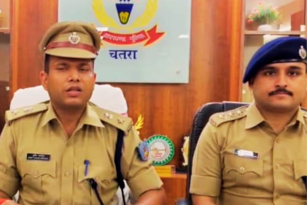 चतरा पुलिस ने अर्जुन गंझू को लोडेड कट्टा के साथ किया गिरफ्तार, जमीन खोदकर निकाला गोलियों का जखीरा
