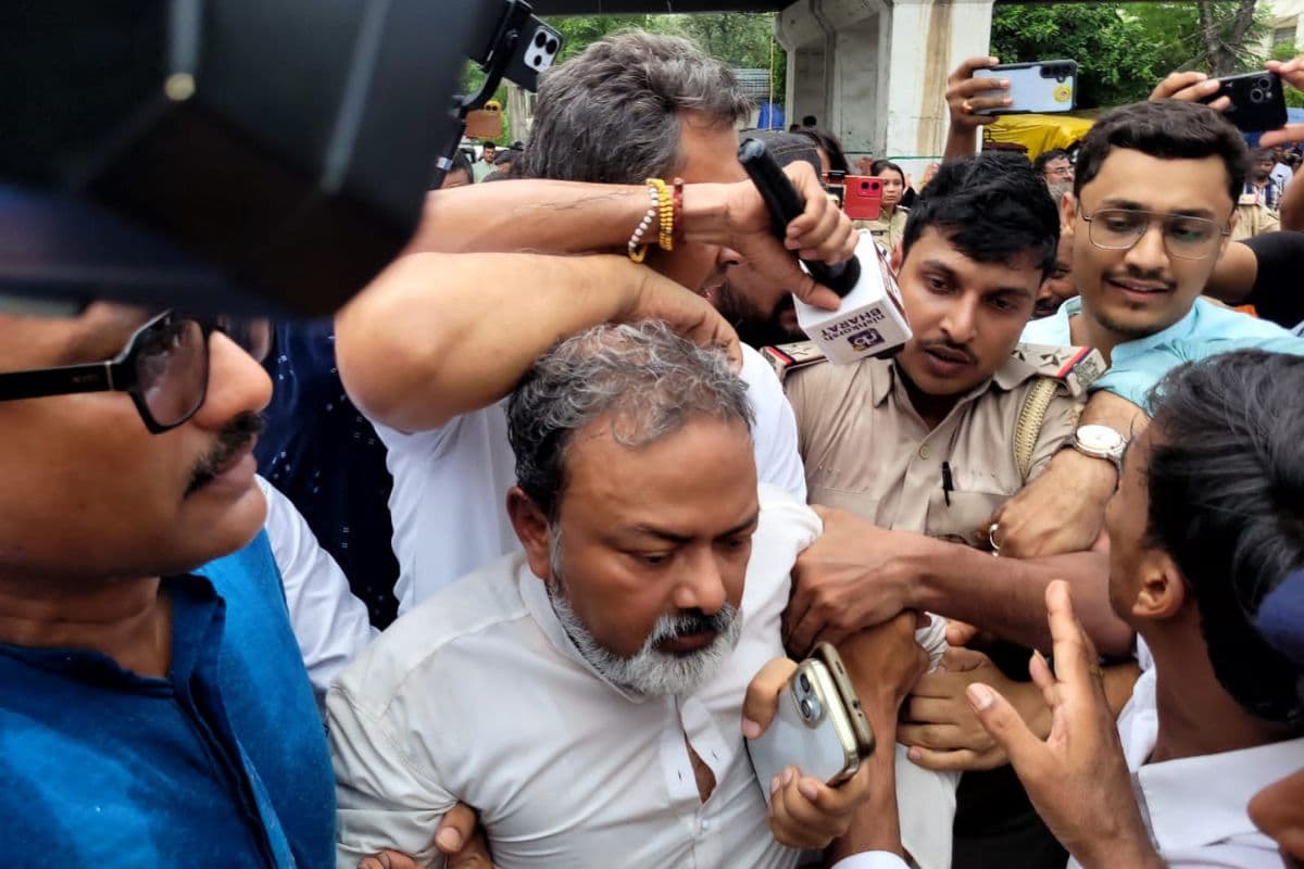 Bihar Politics: स्वास्थ्य मंत्री के घर के बाहर जन सुराज का जोरदार प्रदर्शन, मंगल पांडेय बोले- इनके विरोध से कोई असर नहीं पड़ेगा