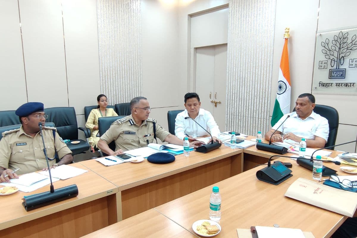 Bihar Election: बिहार चुनाव 2025 की तैयारी तेज, अवैध हथियारों से लेकर पोल बायकॉट तक हर मुद्दे पर सख्त निर्देश