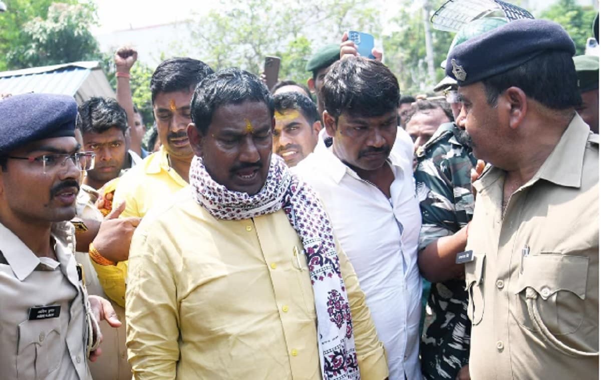 Patna News: सुबह सुबह एक्शन में पटना पुलिस, RJD विधायक रीतलाल यादव के गांव में बड़ी छापेमारी