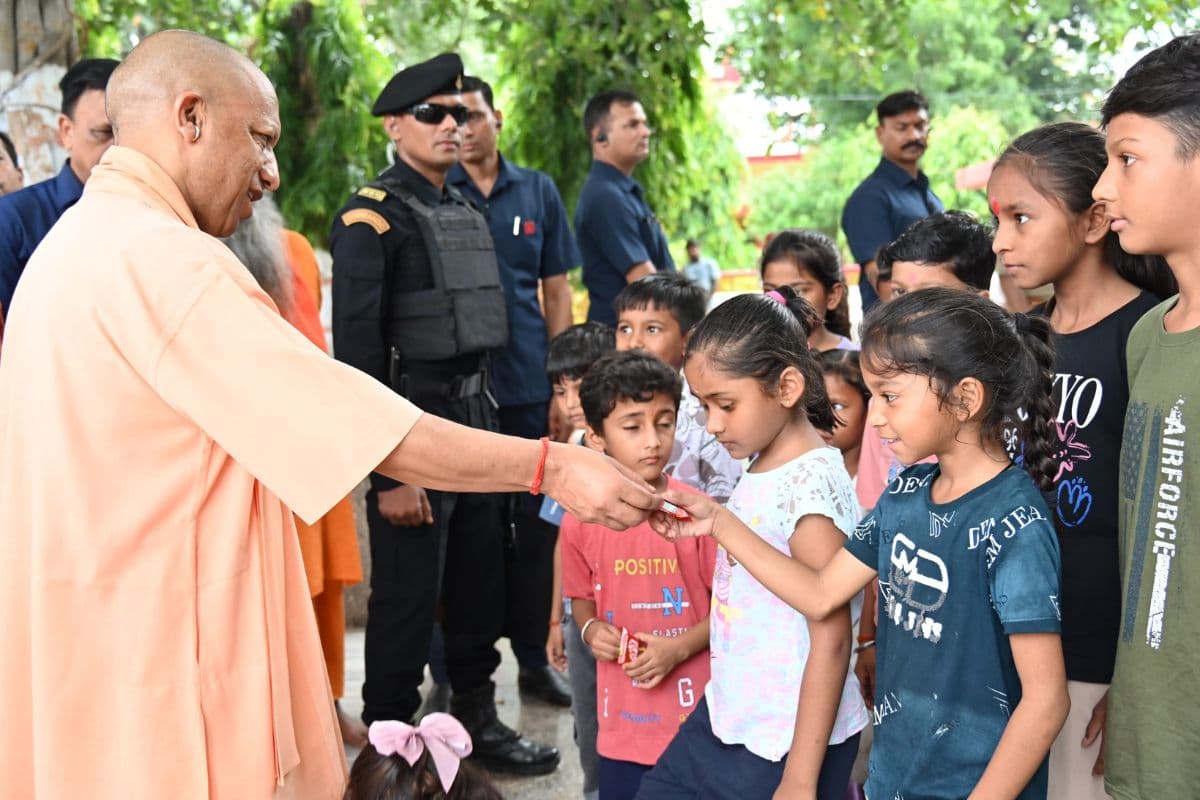 गोरखपुर में सीएम योगी का जनसंपर्क अभियान, बच्चों को दी चॉकलेट, जनता से सुनी फरियादें