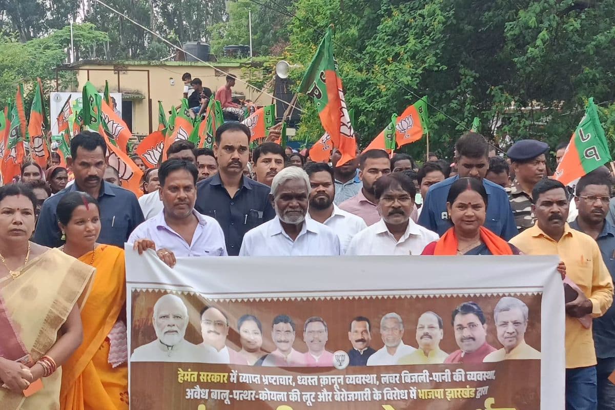 ‘वोट बैंक के लिए झारखंड को बना रही मुर्शिदाबाद, बांग्लादेशियों को दे रही मंईयां योजना के पैसे’ हेमंत सरकार पर बरसे चंपाई सोरेन