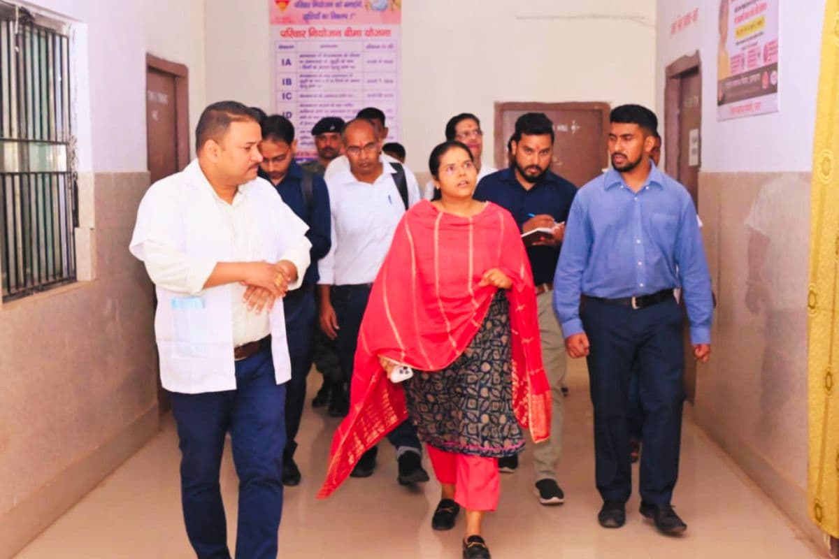चतरा डीसी ने किया सामुदायिक स्वास्थ्य केंद्र का निरीक्षण, दिए कई आवश्यक निर्देश
