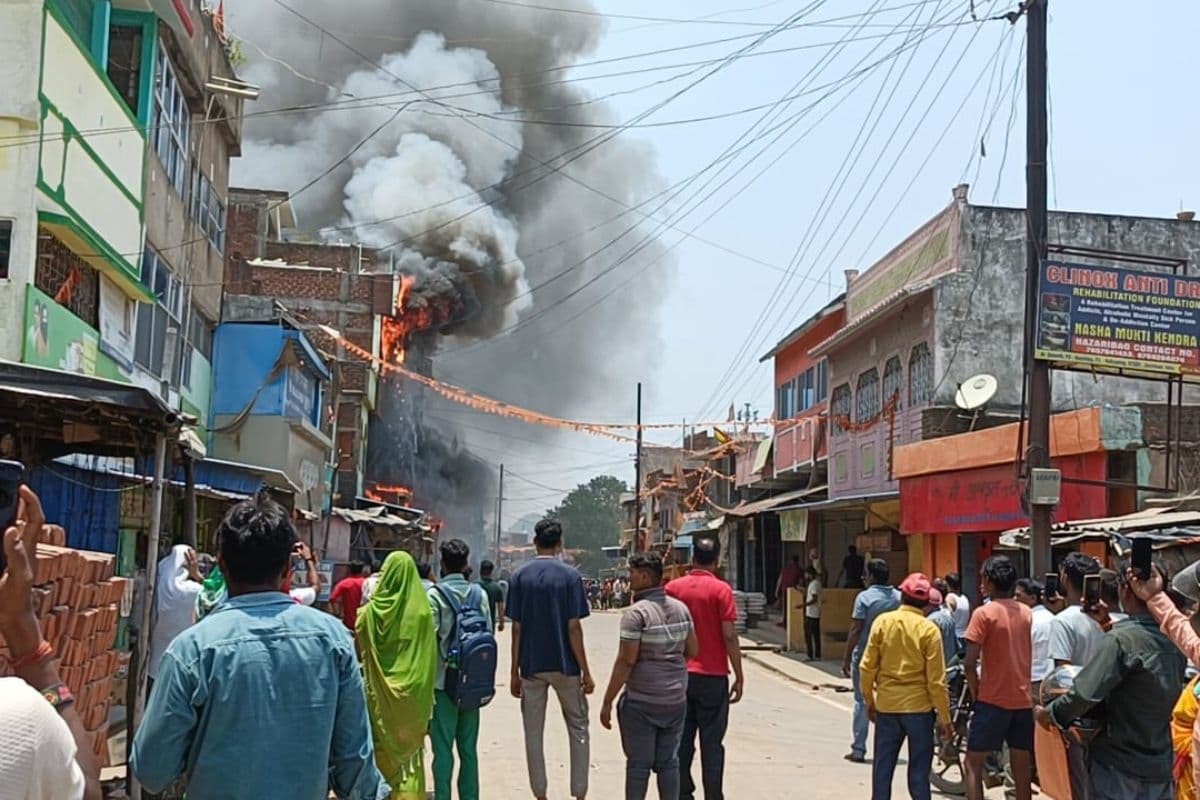 Fire News : बड़कागांव में डेकोरेशन और पटाखों की दुकान में लगी भीषण आग, लाखों का नुकसान