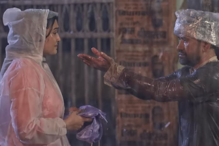 Bhojpuri: तेज बारिश में निरहुआ को ढूंढती दिखी आम्रपाली दुबे, ‘पिया के बिना ना लागे जिया’ गाना देख फैंस हुए इमोशनल