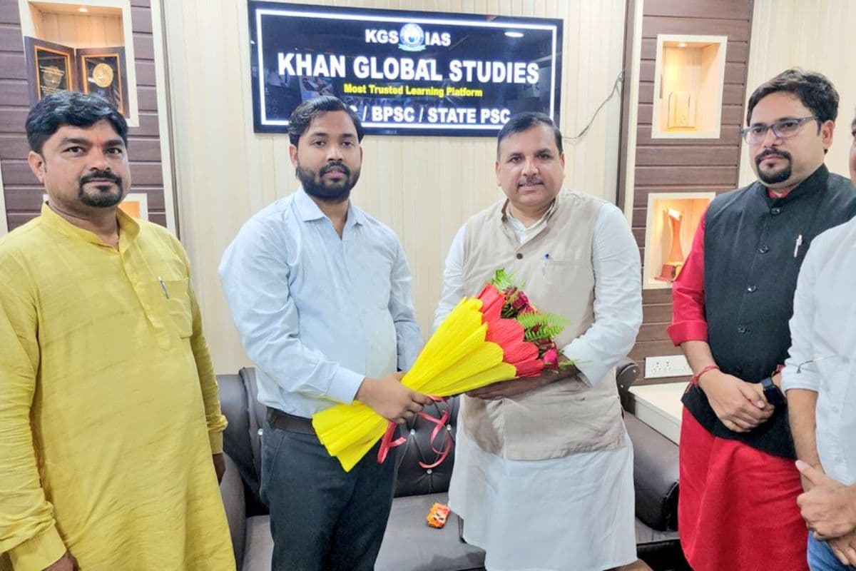 Khan Sir: खान सर के चुनाव लड़ने की चर्चा तेज, आप सांसद संजय सिंह से बंद कमरे में की मुलाकात