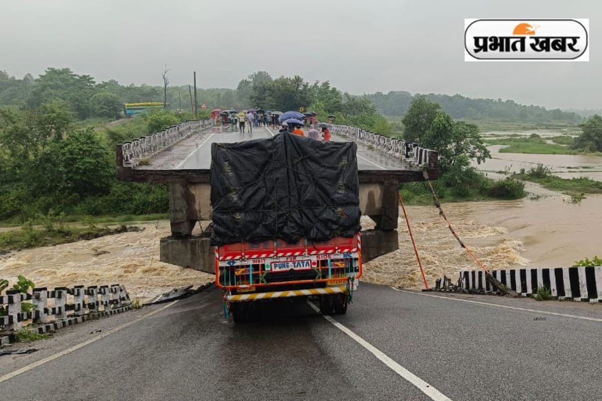 Khunti News : भारी बारिश का कहर, तोरपा-सिमडेगा रोड पर बना पुल धंसा, बीच में फंसा ट्रक