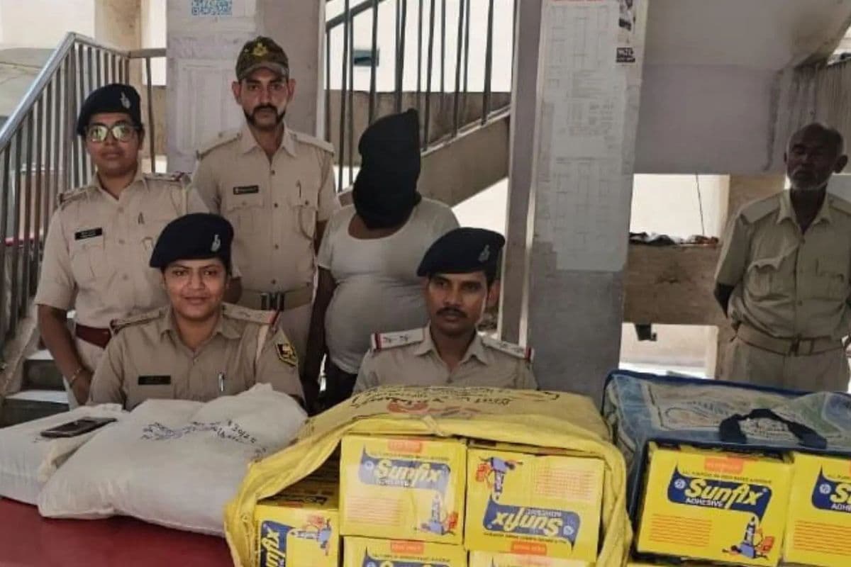 Patna News: गली की चाय दुकान पर बिक रहा था गांजा, पुलिस ने छापेमारी कर किया बड़ा खुलासा