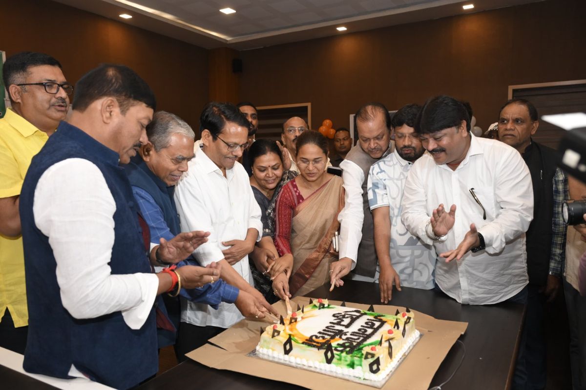 रांची में केक काटकर मनाया गया राहुल गांधी का जन्मदिन, सीएम ने दी शुभकामना