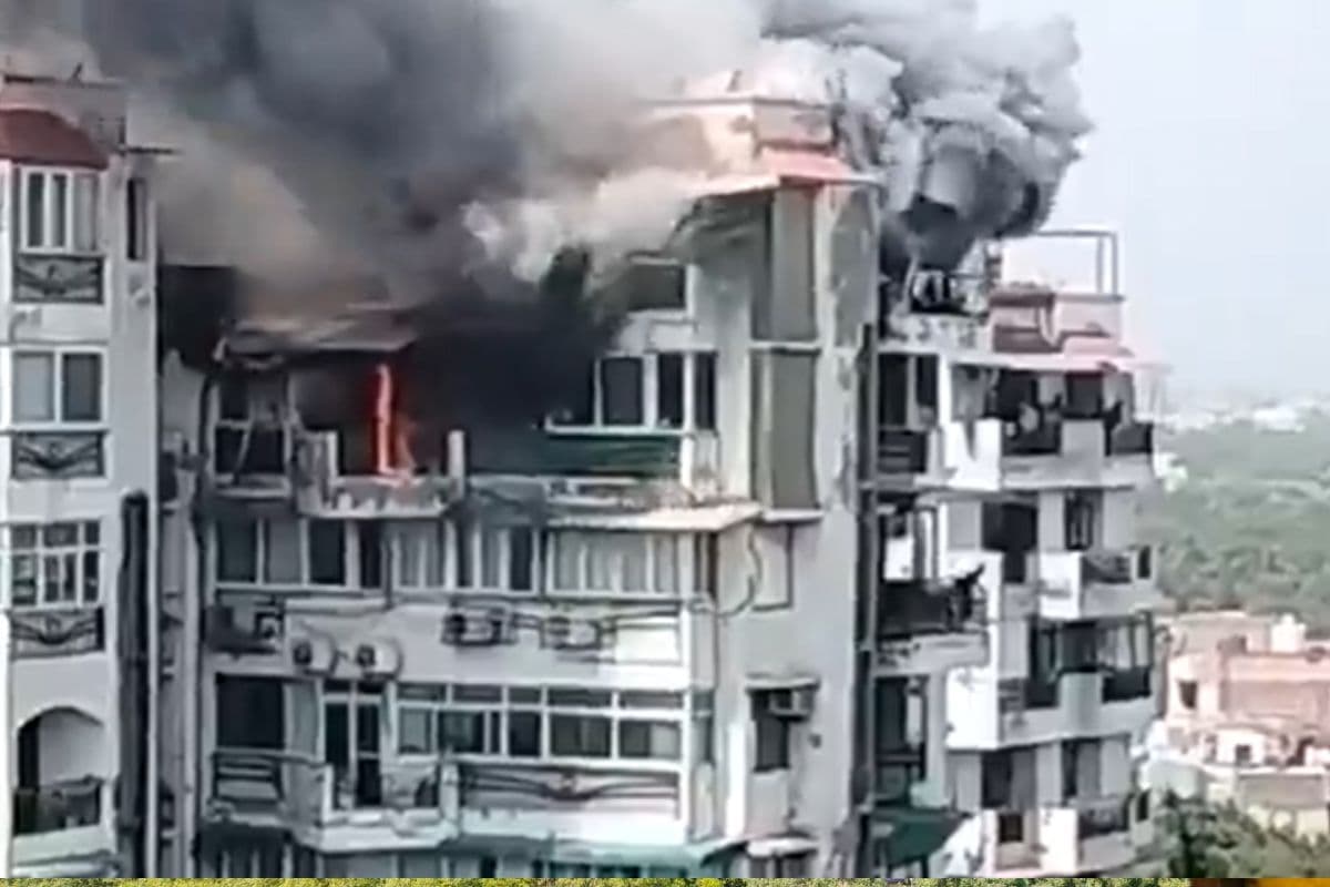 Delhi Fire: द्वारका अग्निकांड, 7वीं मंजिल से कूदा परिवार, पिता और दो बच्चों की दर्दनाक मौत