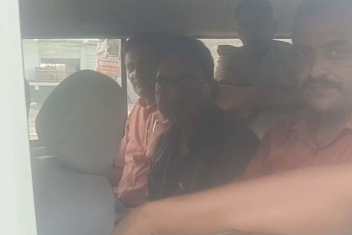 Bihar Bhumi: सिवान में घूसखोर राजस्व कर्मचारी गिरफ्तार, 35000 रुपया लेते विजिलेंस टीम ने रंगे हाथ पकड़ा