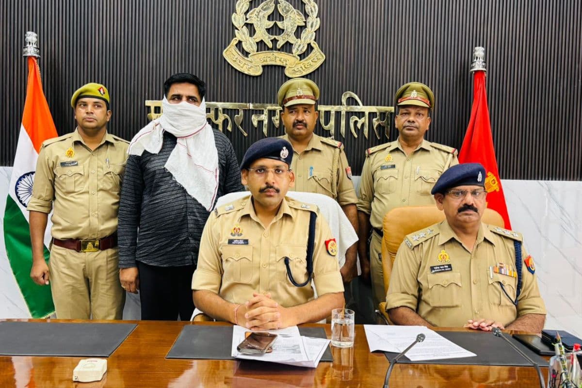 यूपी पुलिस भर्ती पेपर लीक में पुलिस को मिली सफलता, 10 हजार का इनामी आरोपी गिरफ्तार