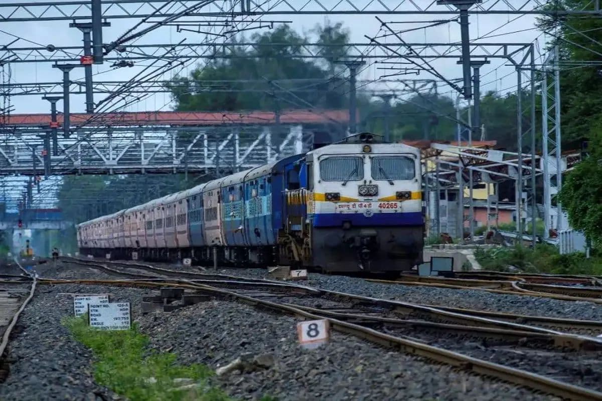 Bihar Train News: यात्रीगण कृपया ध्यान दें! छपरा से गुजरने वाली 5 ट्रेनें इन स्टेशनों पर नहीं रुकेगी, रेलवे ने दी ये सलाह