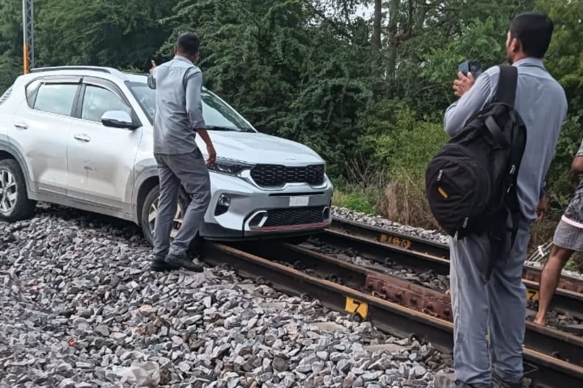 Viral Video:रेलवे ट्रैक पर दौड़ाई कार, 20 लोगों ने महिला को निकाला बाहर, देखें वीडियो