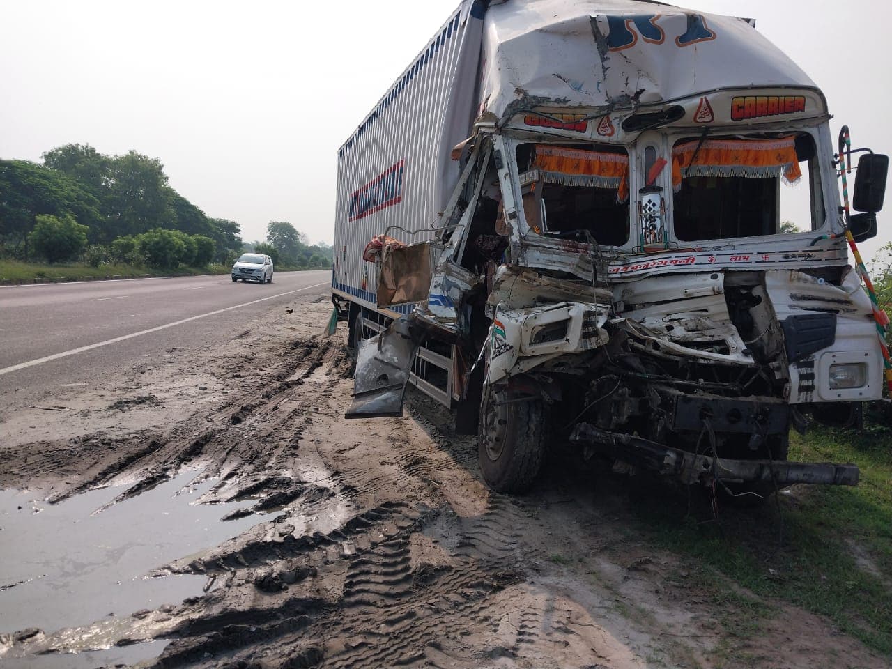 Bihar News: सुपौल में हाइवा में घुसी अनियंत्रित पार्सल गाड़ी, घंटे भर मशक्कत के बाद निकाला गया ड्राइवर