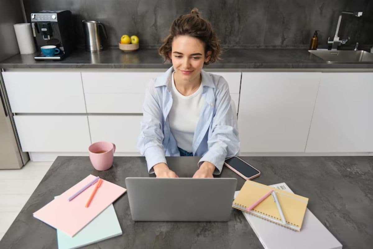 Work From Home Jobs 2025: घर बैठे 50,000 तक कमाने का मौका, ट्रेंड कर रहीं ये ऑनलाइन नौकरियां