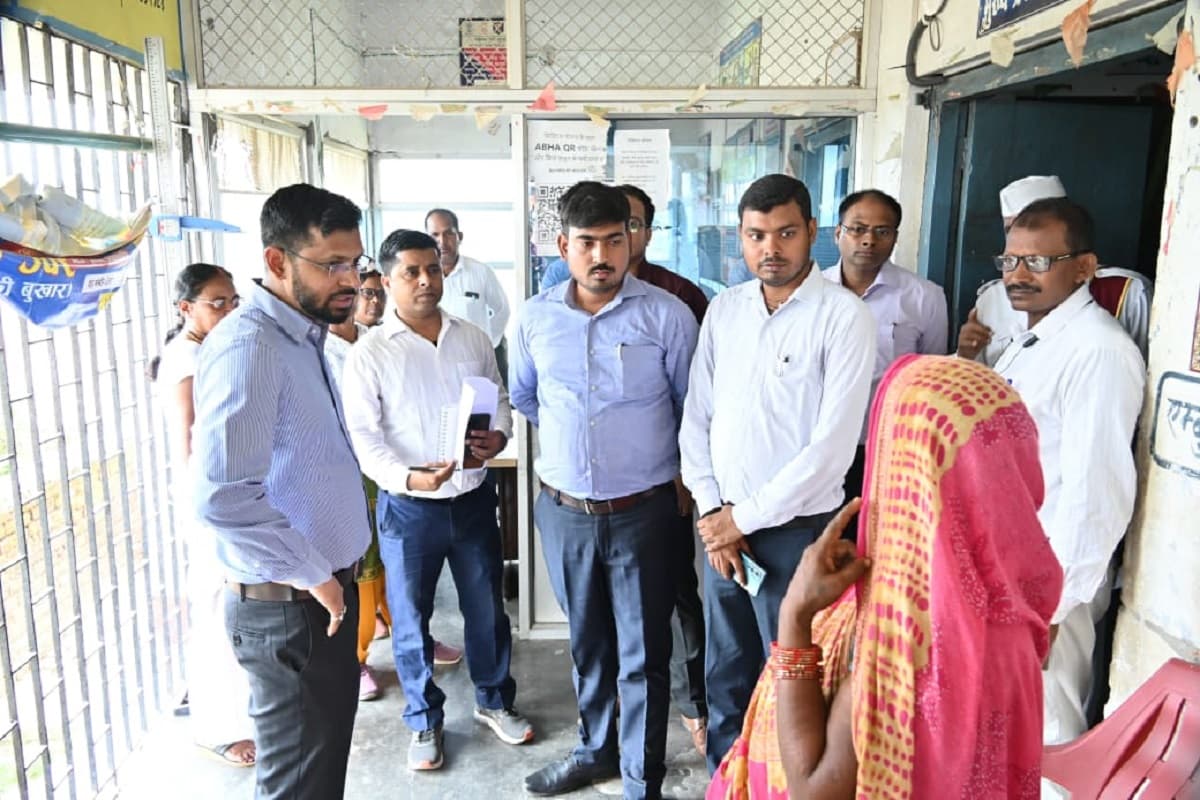 Bihar News: सुबह-सुबह हो गया डीएम का औचक निरीक्षण, लापरवाह कर्मियों पर गिरी गाज