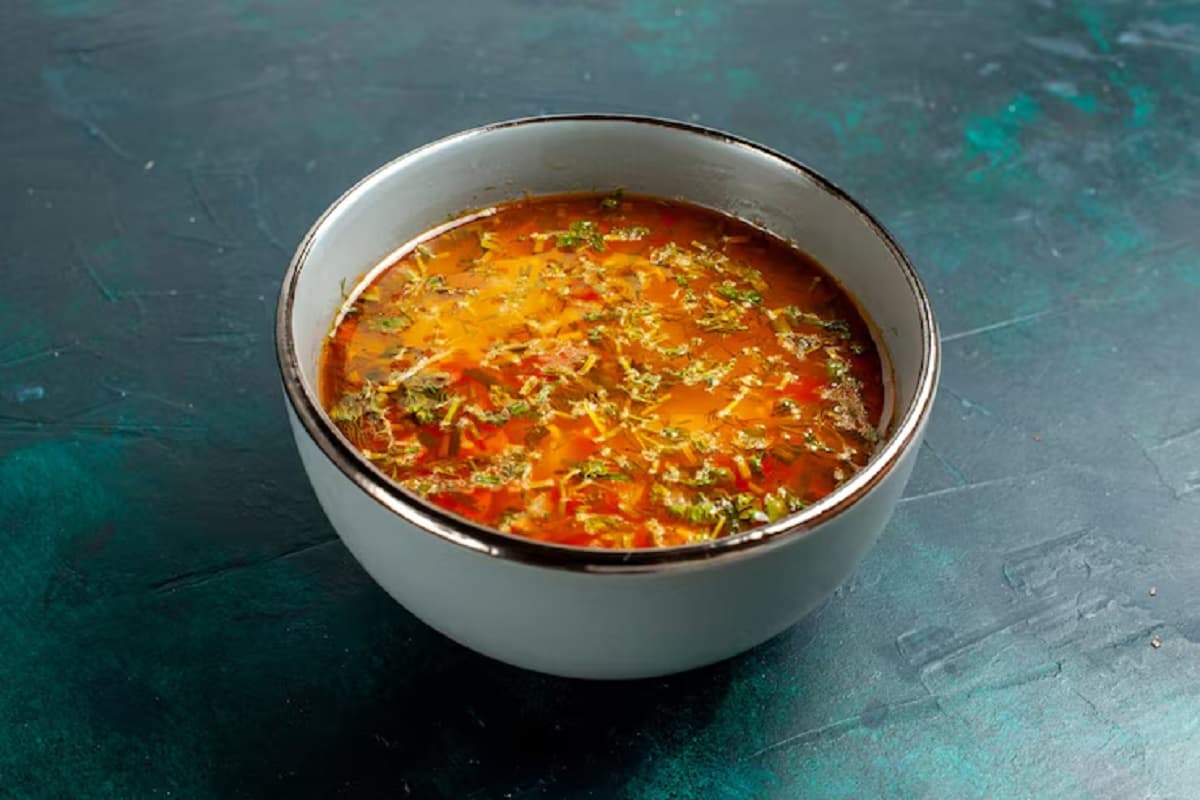 Chili Garlic Soup Recipe: इस मानसून ट्राइ करें कुछ चटपटा, घर पर बनाए रेस्टोरेंट स्टाइल सूप