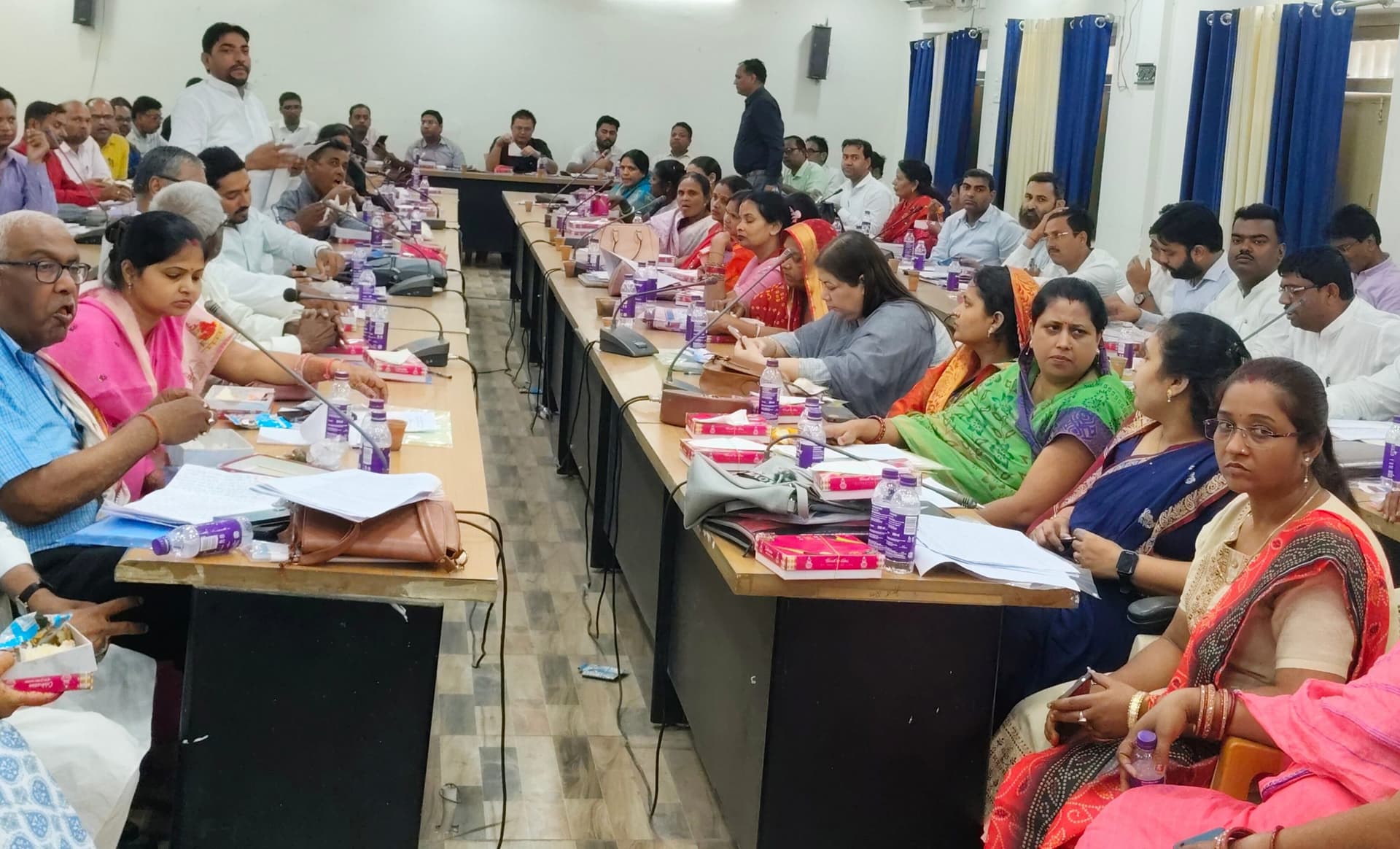 Madhubani News : अपने – अपने क्षेत्र की समस्याओं से सदस्यों ने सदन को कराया अवगत