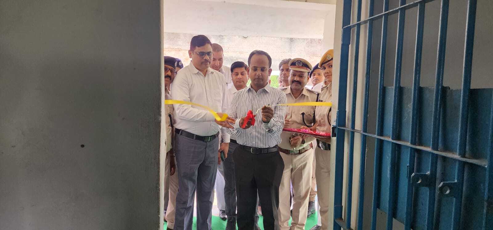 बंदियों की प्रशिक्षण के लिए कंप्यूटर केंद्र का डीएम ने किया उद्घाटन