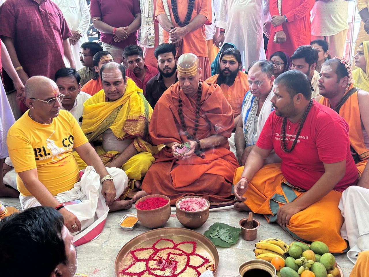 विल्वपत्र तोड़ने की परंपरा को सशक्त कर गये महामंडलेश्वर कैलाशानंद गिरि
