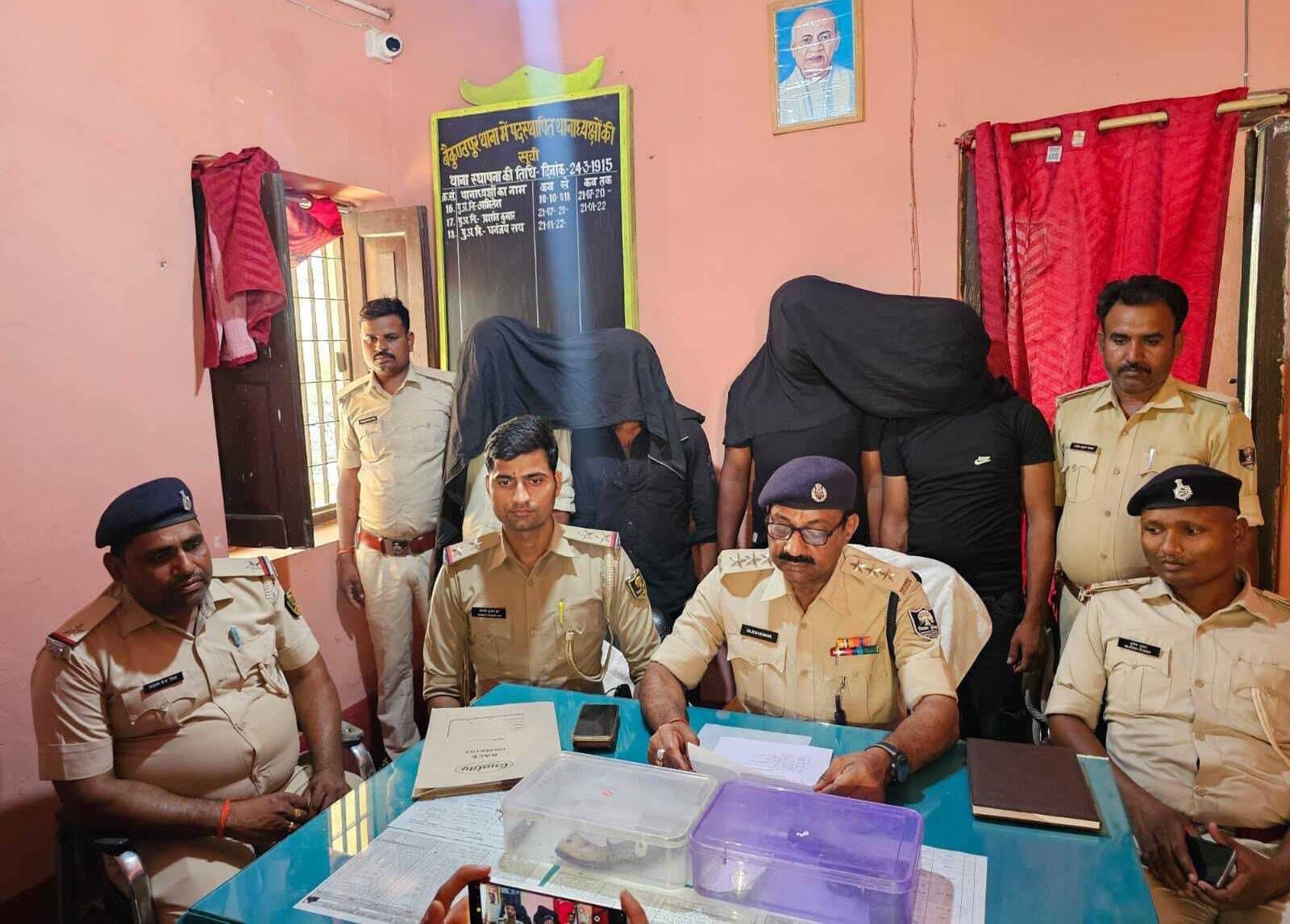 बैकुंठपुर में लूट की मोटरसाइकिल, कट्टा व कारतूस के साथ चार बाइक लुटेरे गिरफ्तार, अलग-अलग थाना क्षेत्रों के नौ लूटकांडों में संलिप्तता को स्वीकारा