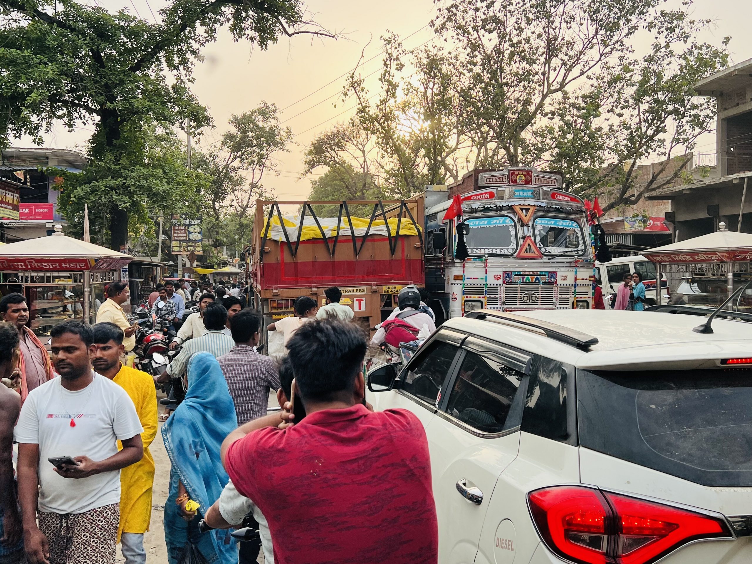 मिश्र बतरहां बाजार में रविवार को महाजाम, दो किमी तक लगी रही वाहनों की कतार