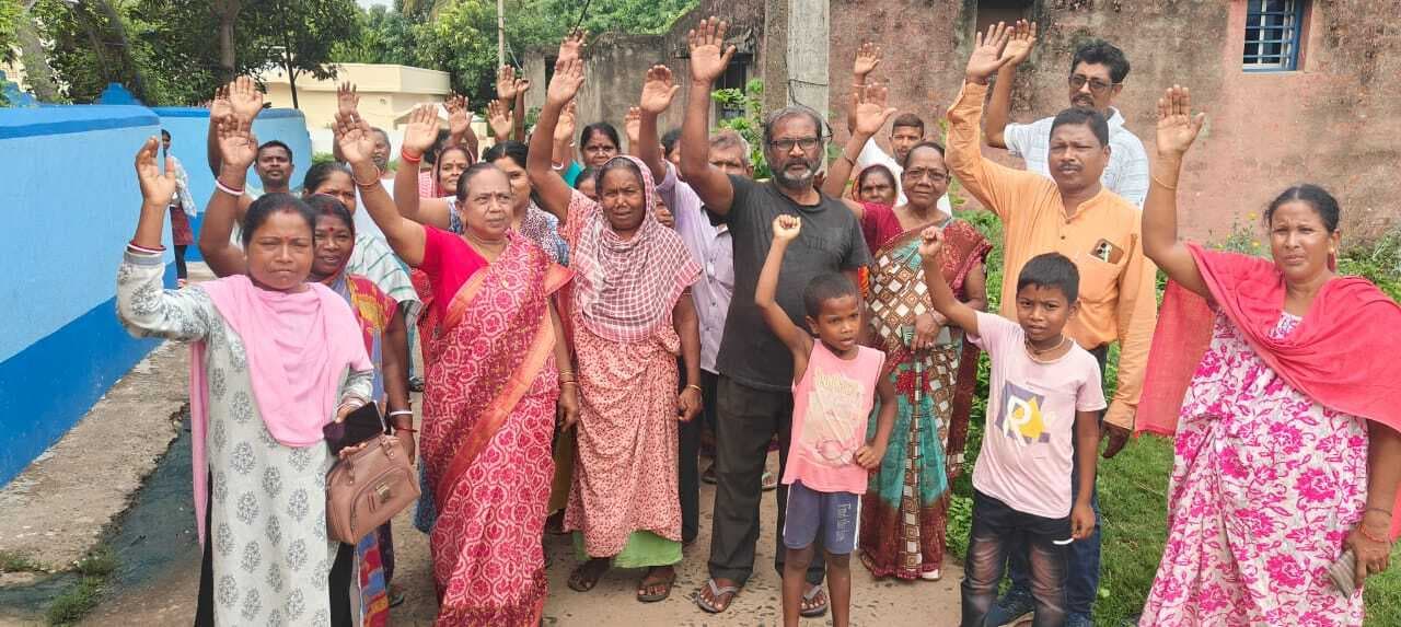 East Singhbhum News : सड़क पर गंदा पानी बहा रहे घर को ग्रामीणों ने घेराव किया