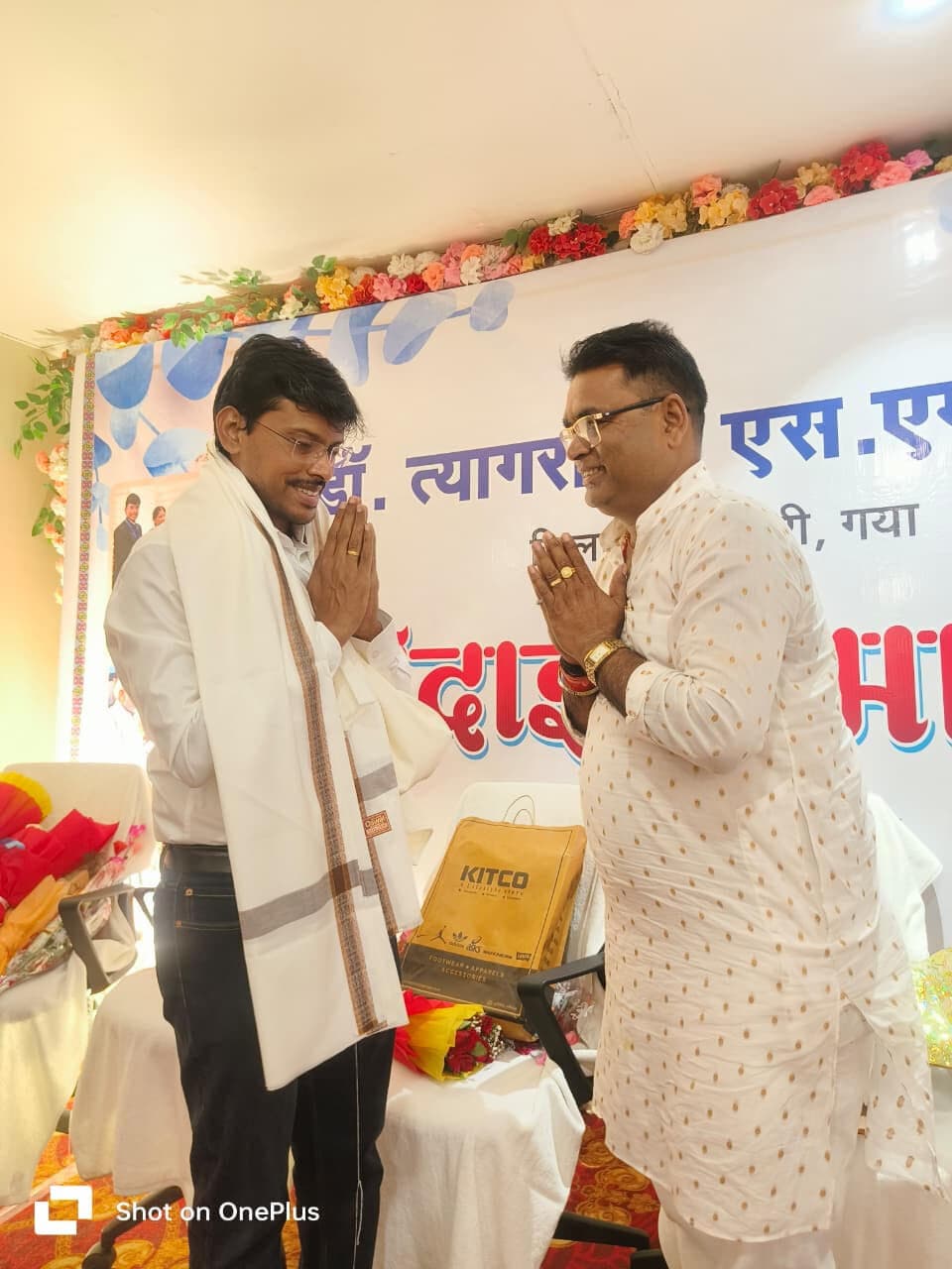 जदयू नेता ने डीएम को किया सम्मानित