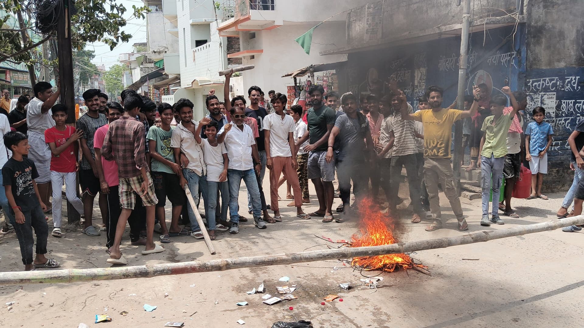 Motihari : नकछेद टोला में बिजली को लेकर लोगों ने जाम की सड़क